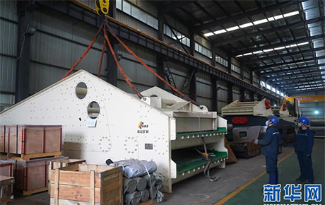 新華社記者報道: 南昌礦機復產(chǎn)復工，大型礦山機械設備發(fā)往東歐